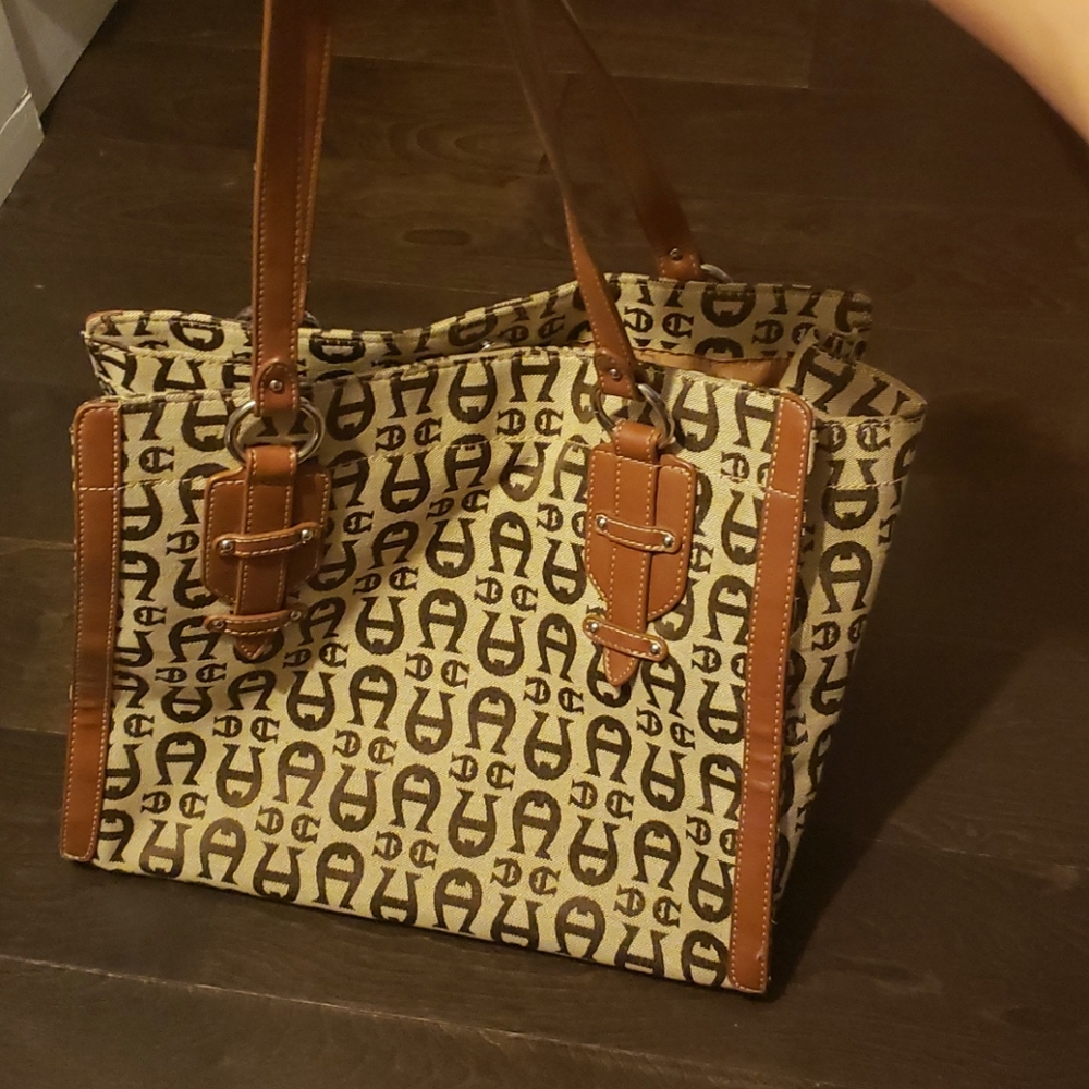 Etienne Aigner Logo tote